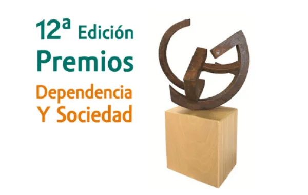 Foto de los Premios Dependencia y Sociedad 2021 con el trofeo en la imagen