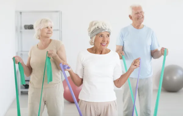 Foto de un grupo de personas adultas haciendo deporte