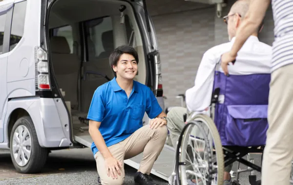 Foto de una persona en silla de ruedas que va a subir a un vehiculo adaptado