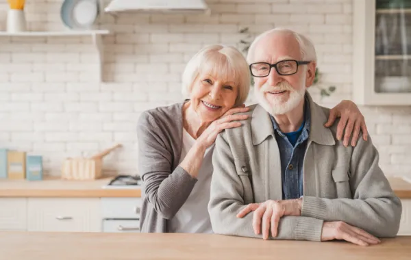 Foto de una pareja de personas mayores
