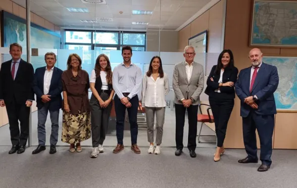 Foto de la entrega del premio de las Ayudas al Emprendimiento en el Medio Rural a la Fundación Intras