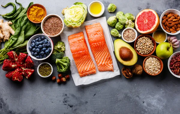 Foto de comida variada con frutas, verduras y frutos secos