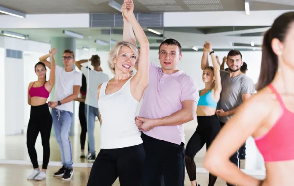 Foto de una clase de baile con varias parejas bailando