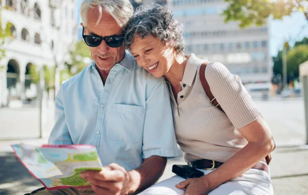Foto de una pareja sentada y mirando un mapa juntos