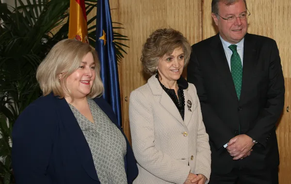 Foto de la ministra de Sanidad acompañado por el alcalde de León