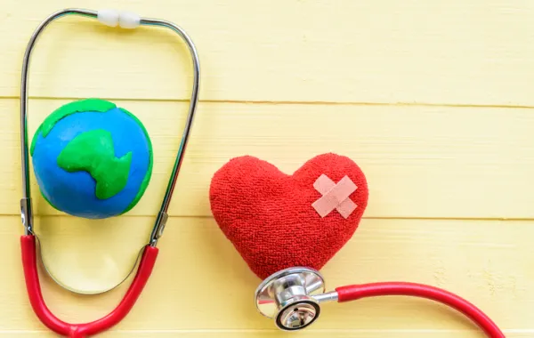 Foto con un Fonendoscopio de médico con un corazón y una  bola del mundo de espuma