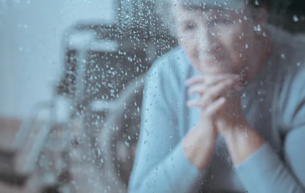 Foto de mujer anciana sola que mira con cara triste