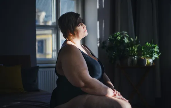 Foto de una mujer con obesidad