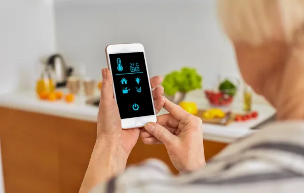 Foto de una señora mayor con un movil mirando una aplicación