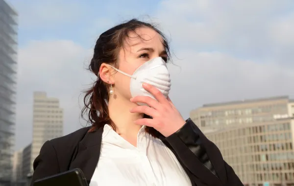 Foto de mujer con una mascarilla para protegerse de la contaminacion