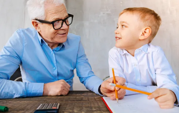 Foto de un abuelo con un nieto