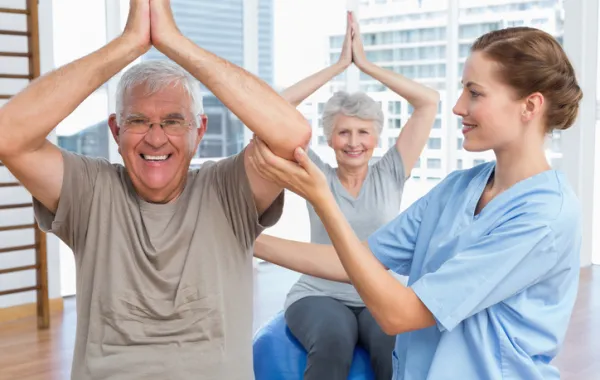 Foto pareja de personas mayores haciendo ejercicio acompañadas de una mujer más joven
