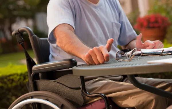 Foto de persona en silla de ruedas