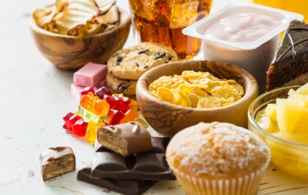 Foto de alimentos con alto contenido en azúcar como chocolate o caramelos