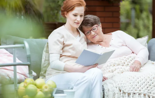 Foto de señora mayor acompañada por una mujer joven