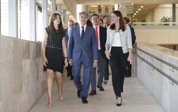 Foto del presidente de la comunidad de madrid acompañado del equipo