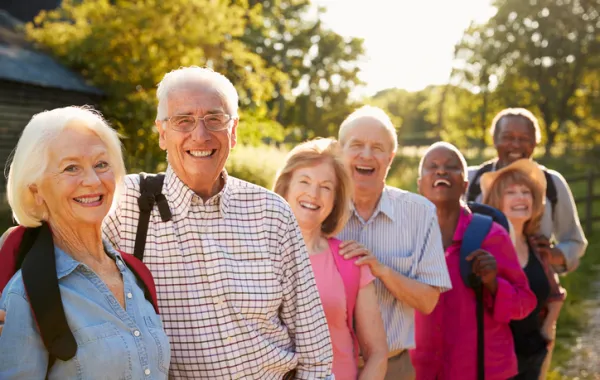 Fotos de grupo de parejas de personas mayores en el campo