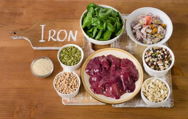 Foto con diversos alimentos rico en hierro como higado, espinacas, mariscos