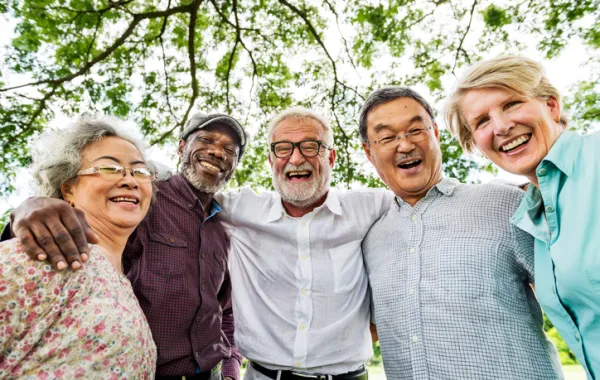 Foto de personas mayores de distintas nacionalidades unidas en un semicirculo