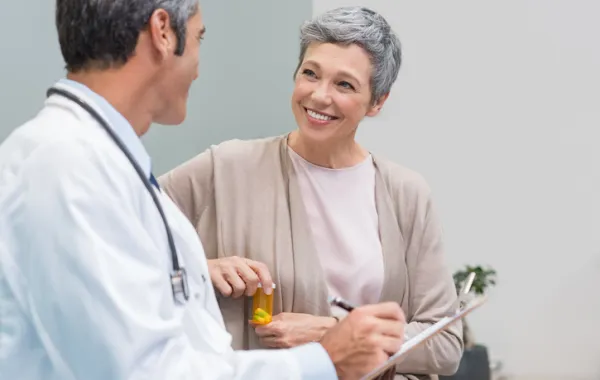 Foto mujer adulta hablando con un médico