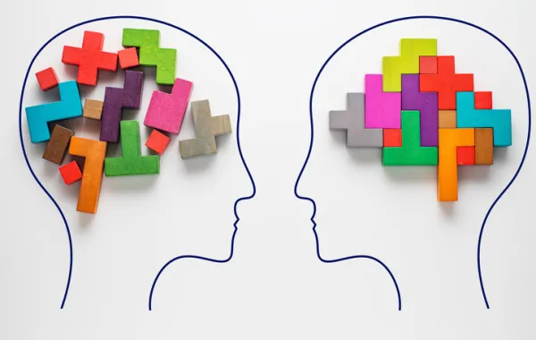 Foto con dos siluetas de dos cerebros compuestos por piezas ordenadas o no ordenadas