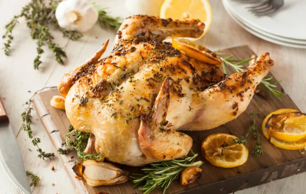 Foto de un plato de pollo cocinado con limón