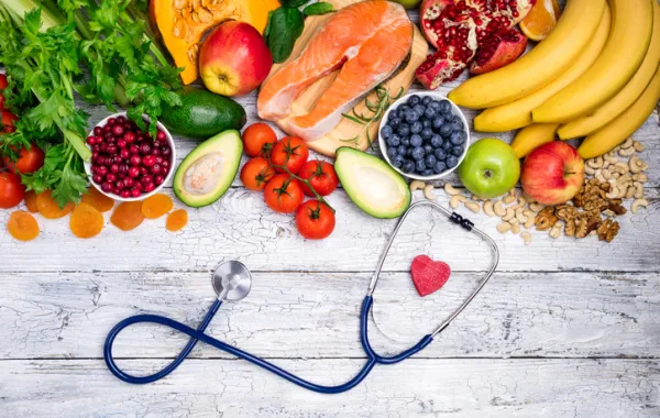 Foto de alimentos saludables con un fonendoscopio y un corazon