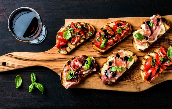 Foto de una selección de tapas variadas y saludables