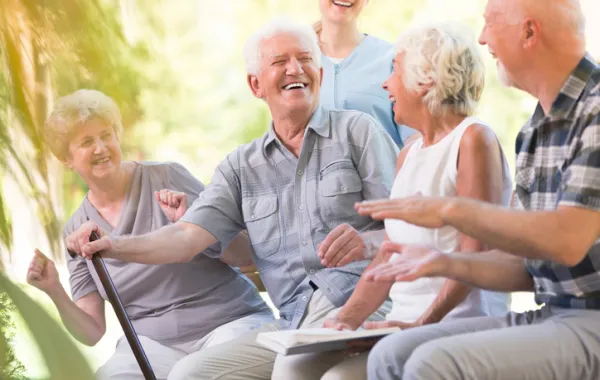 Foto de grupo de personas mayores charlando y riendo