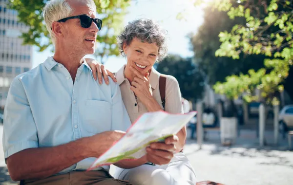Foto de personas mayores mirando un mapa