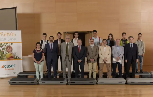 Foto de personalidades de la mesa presidencial y de ganadores de los premios vida sana