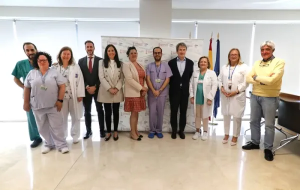Proyecto para el cuidado integral de niños y niñas portadores de ostomías une a la Fundación Caser de visita en las instalaciones del Departamento de Salud Valencia-La Fe