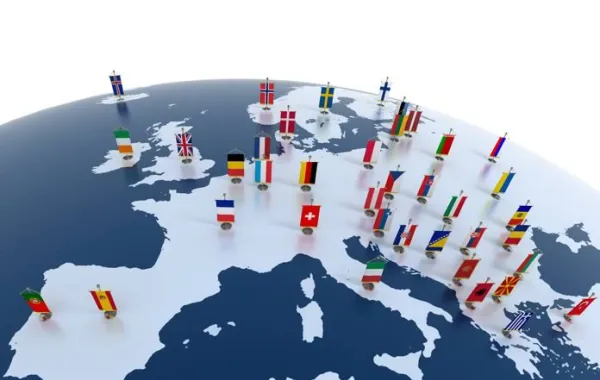 Mapa de Europa con las banderas de cada país de la Unión Europea