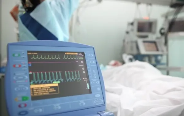 Máquina de electrocardiograma en una habitación de hospital