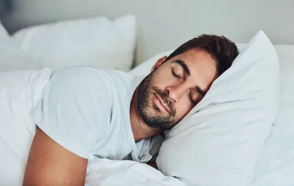 Foto de un joven durmiendo y descansando
