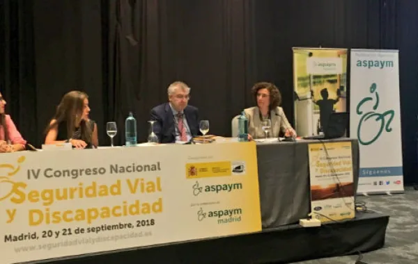 Foto de mesa redonda en el congreso con la presentación de fundación caser
