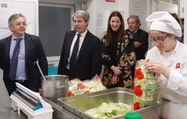 Foto de una cocinera con personalidades de instituciones