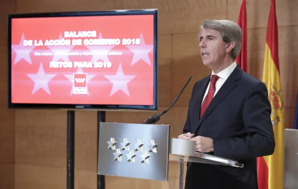 Foto del presidente de la Comunidad de Madrid en una rueda de prensa