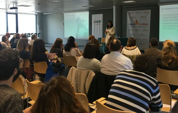 Foto del taller con todos los asistentes escuchando al terapeuta