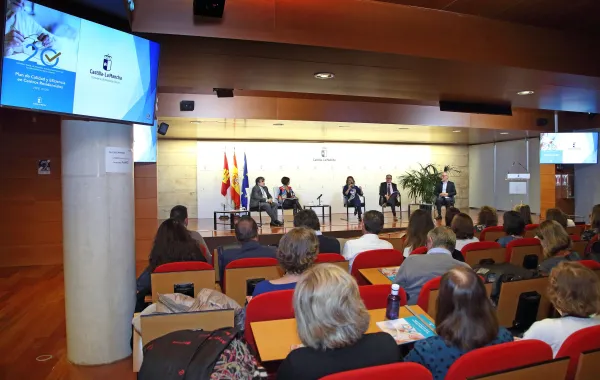 Foto de conferencia con personalidades de la comunidad autónoma
