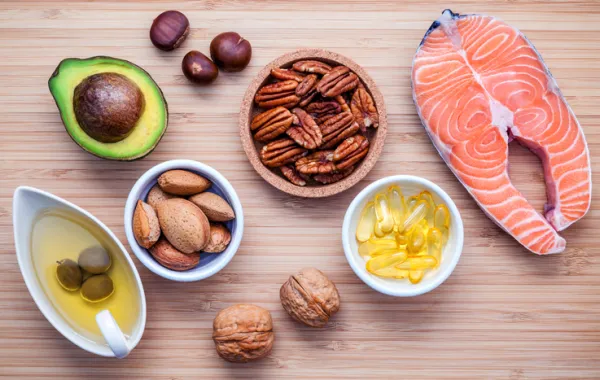 Foto de un surtido de alimentos que contienen vitamina E como el salmon
