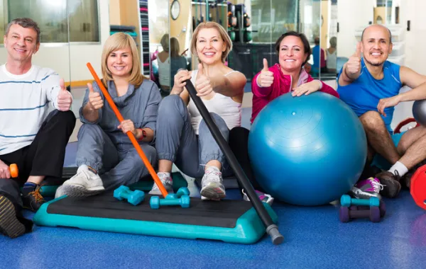 Foto de un grupo de personas maduras en un gimnasio de mantenimiento
