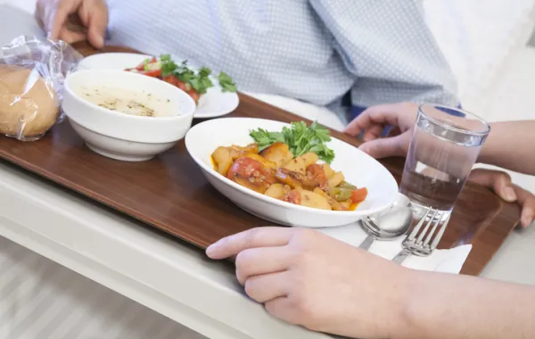 Foto de un una bandeja de hospital con la comida