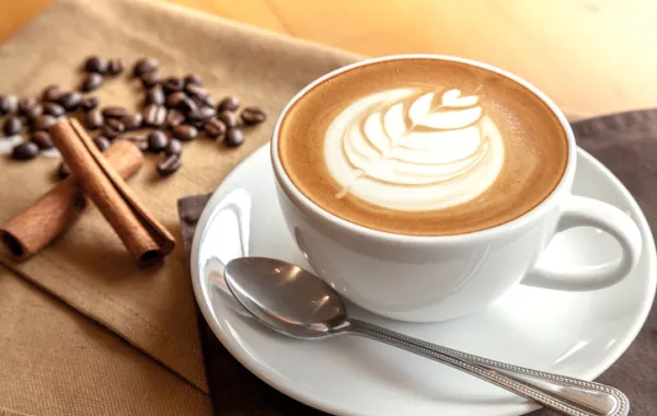 Foto de una taza de cafe con leche preparada para un desayuno