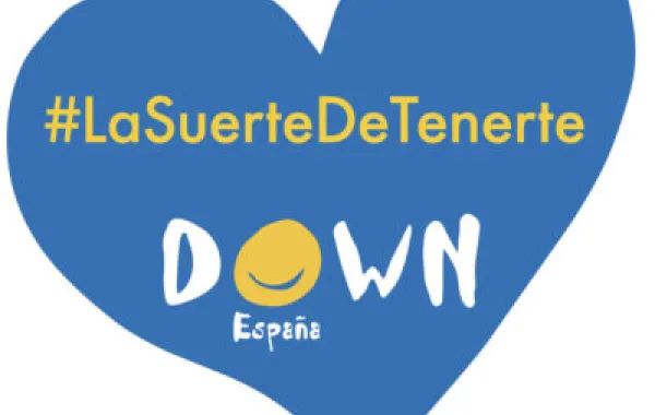 Foto con el cartel da la campaña LA suerte de tenerte por el síndrome de down