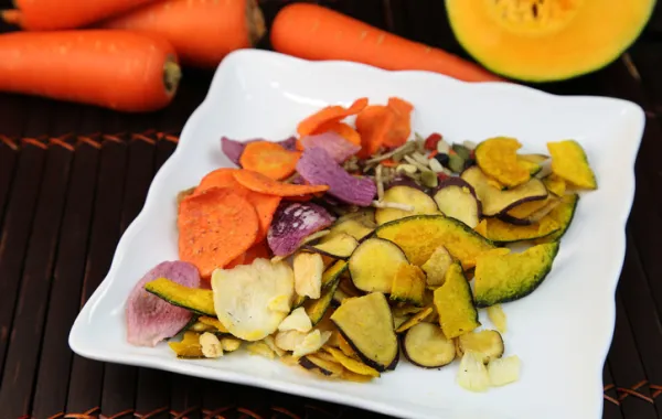 Foto con un plato con chip vegetales variados