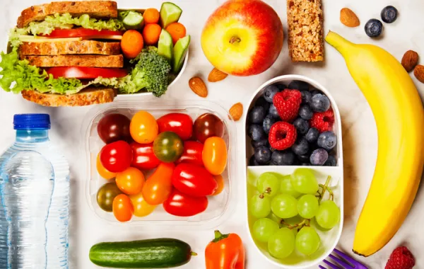 Foto con una bandeja llena de frutas y verduras
