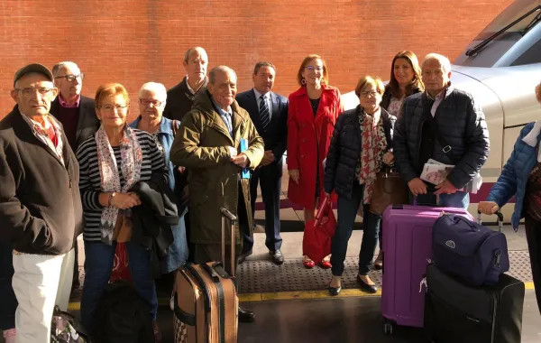 Foto con grupo de personas mayores con maletas