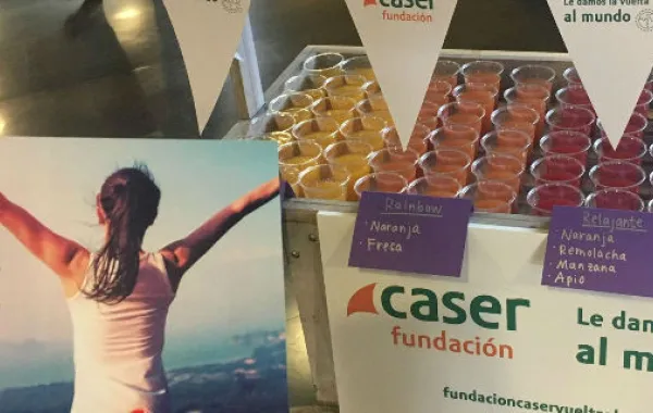 Foto de folleto y carrito de zumos le damos la vuelta al mundo