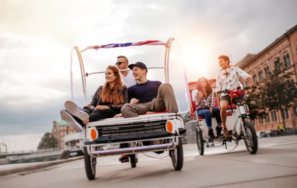 Fotos de personas subidas en bicis y triciclos adaptados